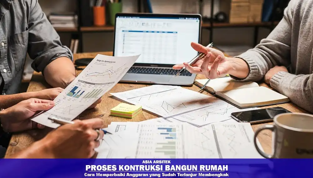 Audit anggaran untuk memperbaiki overbudget bangun rumah