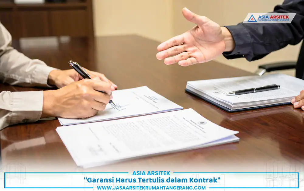 Penandatanganan kontrak dengan klausul garansi kontraktor rumah