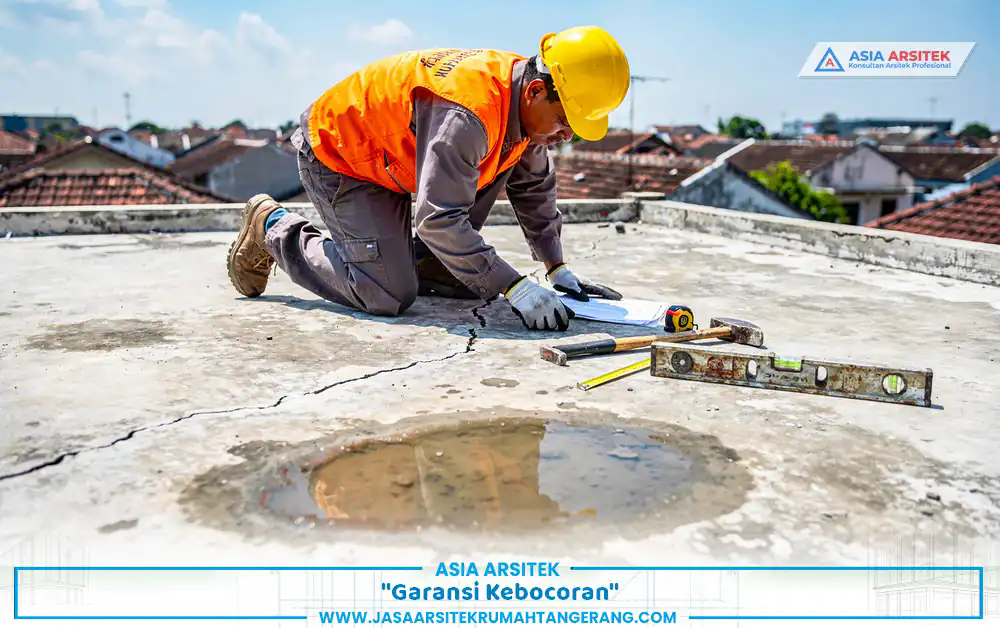 Pemeriksaan kebocoran atap sebagai bagian garansi kontraktor rumah