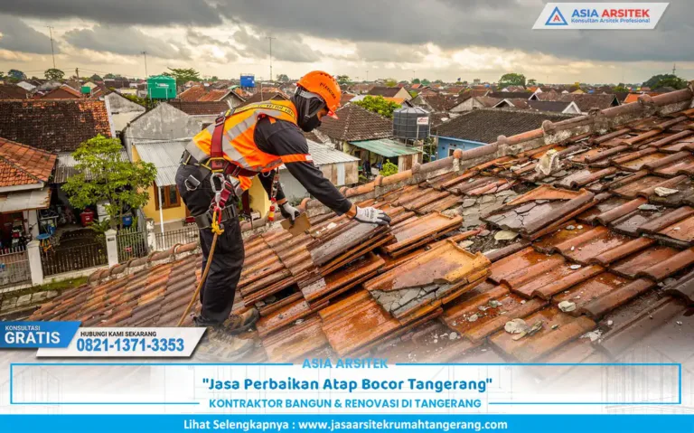teknisi melakukan jasa perbaikan atap bocor Tangerang pada rumah tinggal