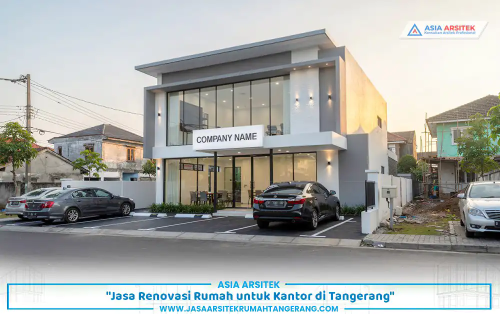 proyek renovasi rumah kantor Tangerang dengan tampilan fasad modern dan area parkir tertata