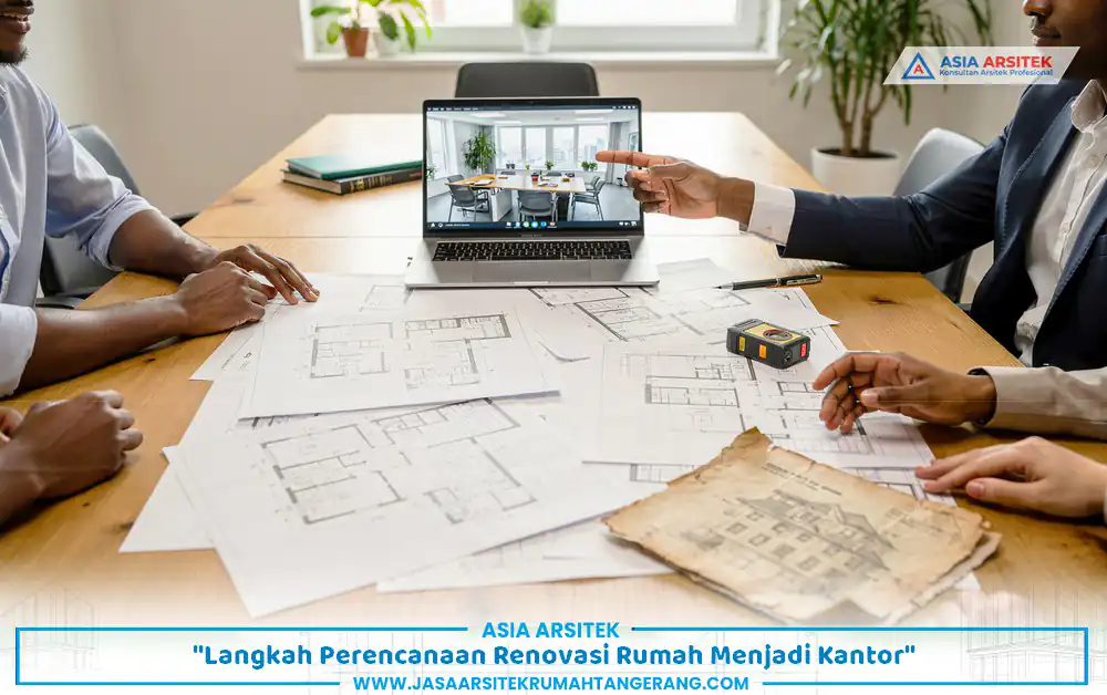tim arsitek menyusun gambar kerja renovasi rumah kantor Tangerang di meja rapat