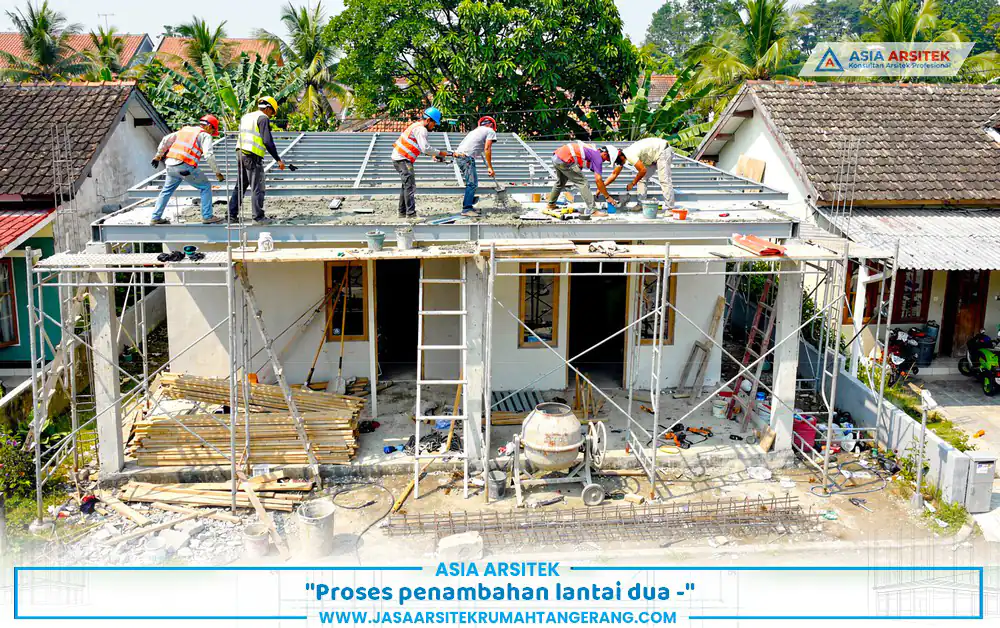 pembangunan lantai tambahan dalam renovasi rumah keluarga besar Tangerang