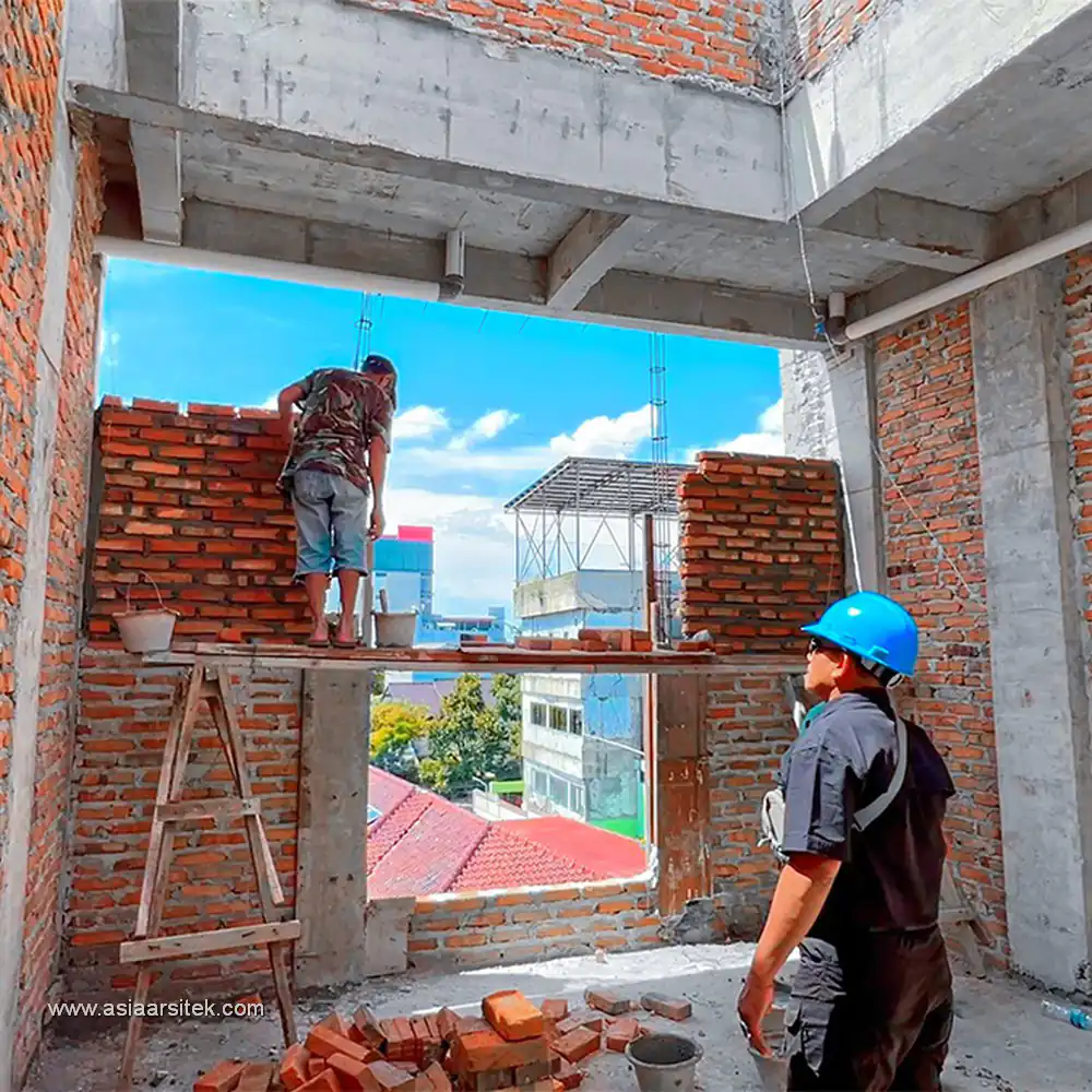 Pengawasan langsung di lokasi proyek konstruksi perumahan